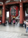 Cynthia under lantern in Kaminari-mon gate