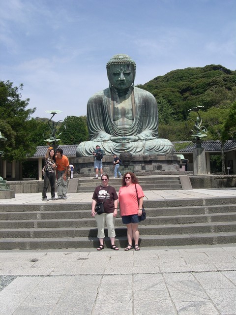Mette and Cynthia in front of Amita-Buddha, Daibutsu