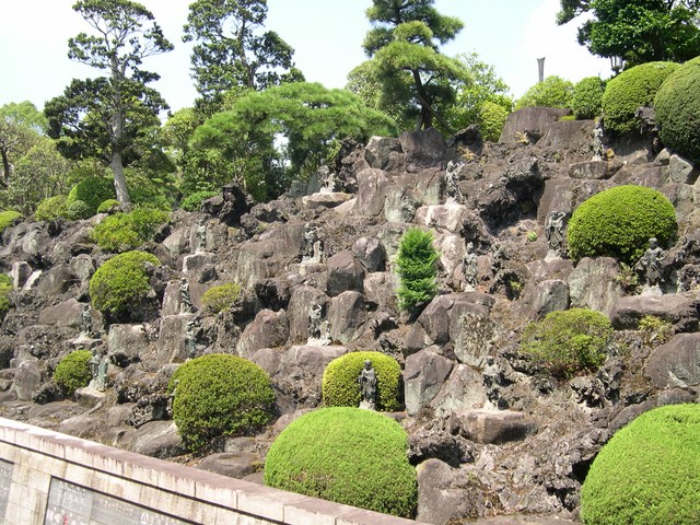 Area with many small statues of gods/goddess at Naritasan Shinshoji Temple